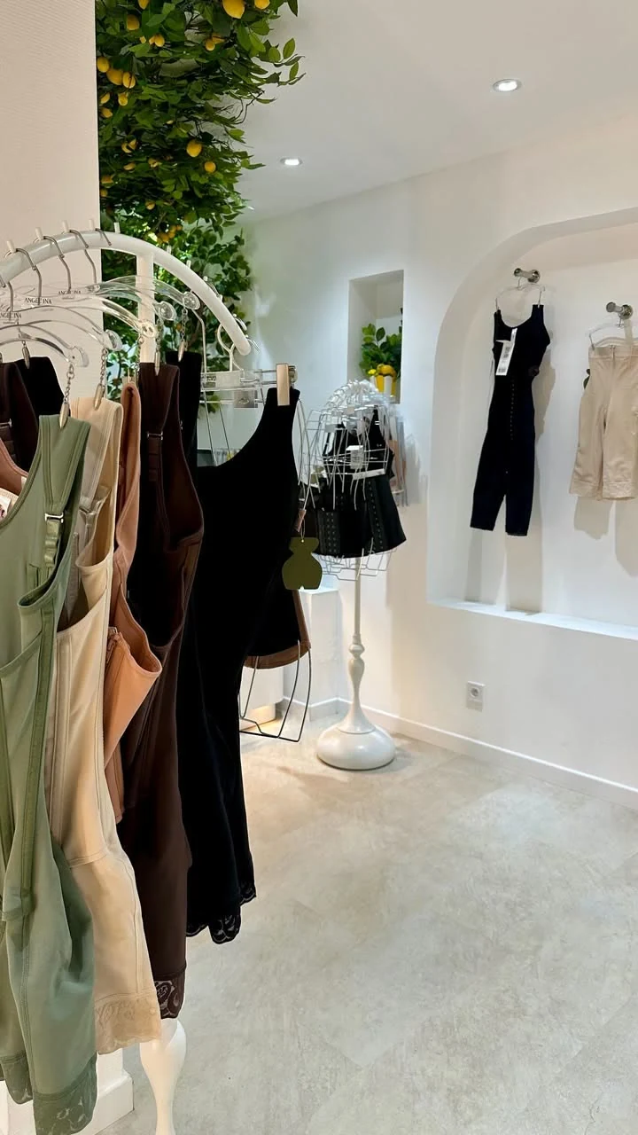Le portant de gaines et de bodys gainants dans la boutique Angel’ina, sous le citronnier
