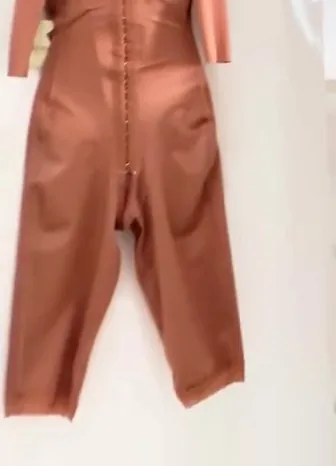 Terracotta: une combinaison accrochée au mur de la boutique, colonne d’agrafes sur le devant