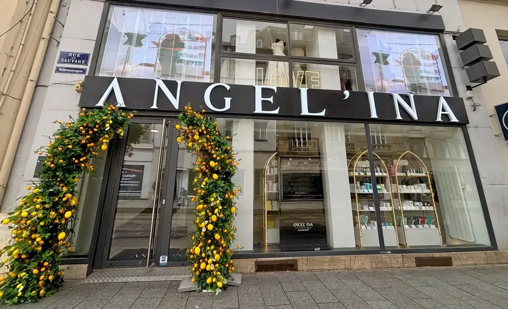 La devanture d'Angel'ina, 1 rue du Sauvage à Mulhouse, et son arche de citronniers