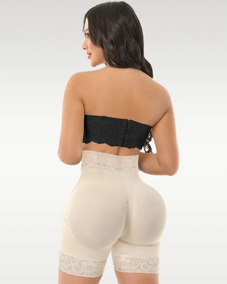 Le même shorty, de dos: le panneau qui remonte le fessier et la dentelle au bas de cuisse