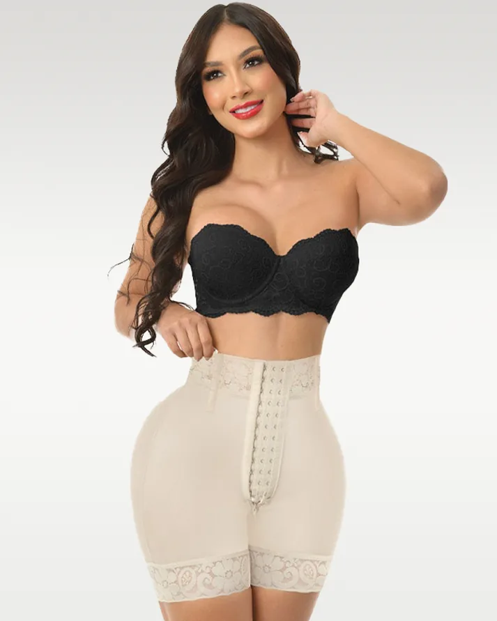 Shorty gainant remonte fesses couleur chair, porté de face: taille haute, colonne d’agrafes et dentelle au bas de cuisse