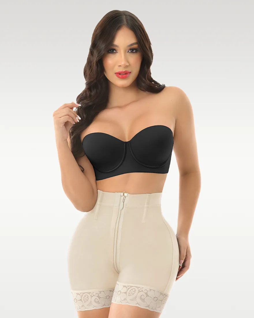 Shorty remonte fesses à zip couleur chair, porté de face: taille haute, fermeture zippée sur le devant et dentelle au bas de cuisse