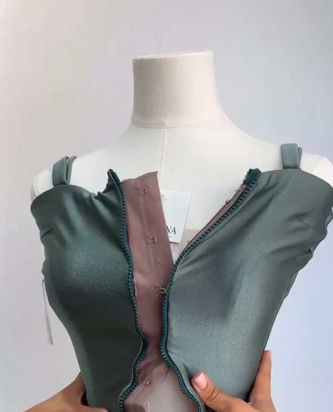 Le même maillot ouvert sur sa doublure, la fermeture zippée sur le devant
