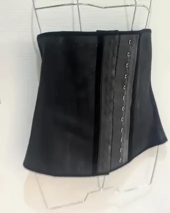 Gaine latex à crochets, sur un buste à la boutique