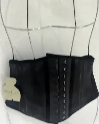Gaine latex à crochets, étiquette Angel’ina